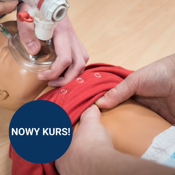 W odpowiedzi na liczne pytania rodziców i opiekunów stworzyliśmy praktyczny kurs pierwszej pomocy u dzieci, prowadzony zgodnie z najnowszymi wytycznymi Polskiej Rady Resuscytacji. To konkretne szkolenie, które daje pewność działania w sytuacjach nagłych. Jeśli chcesz wiedzieć, jak reagować skutecznie i bez wahania – ten kurs jest dla Ciebie.